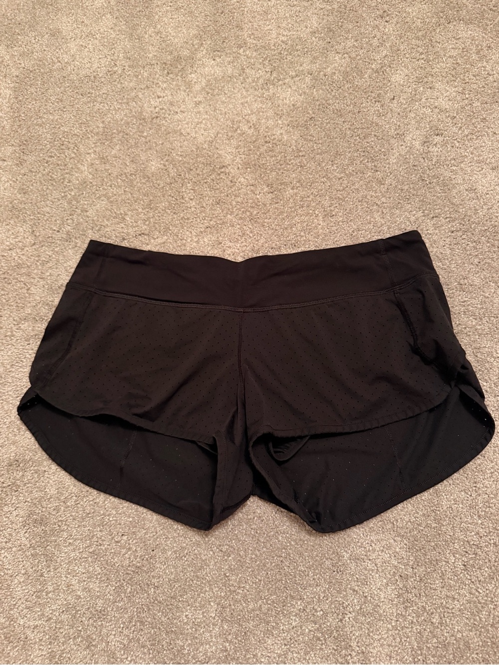 Women's Lululemon Speed-up 2.5” inseam shorts.